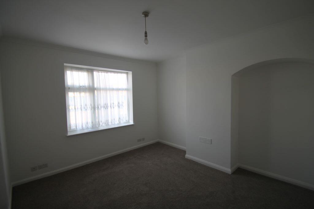 2 bed property in Rowdowns Road, Dagenham